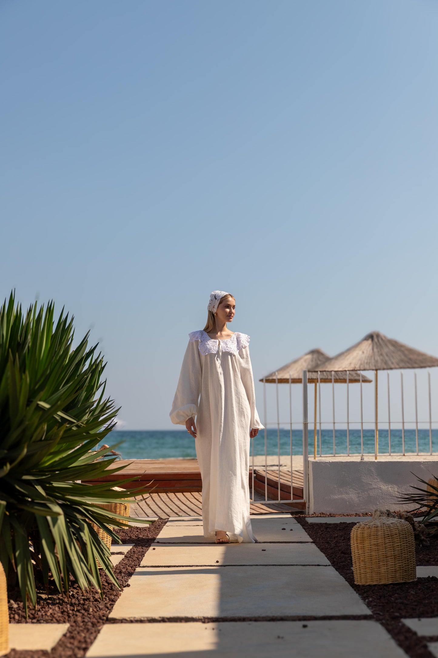 Balon Kollu Elişi Yakalıklı Romantik Beyaz Keten Elbise