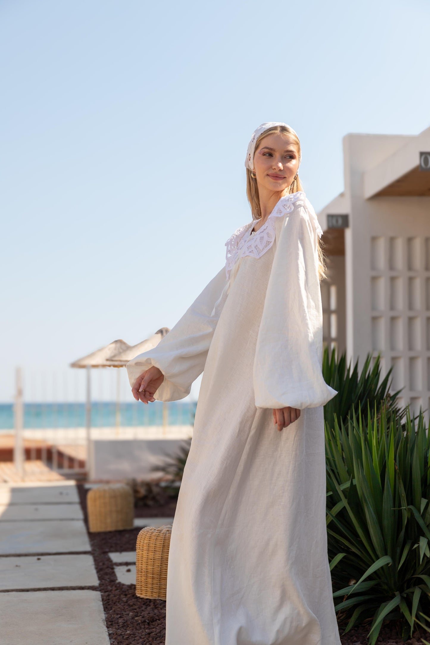 Balon Kollu Elişi Yakalıklı Romantik Beyaz Keten Elbise