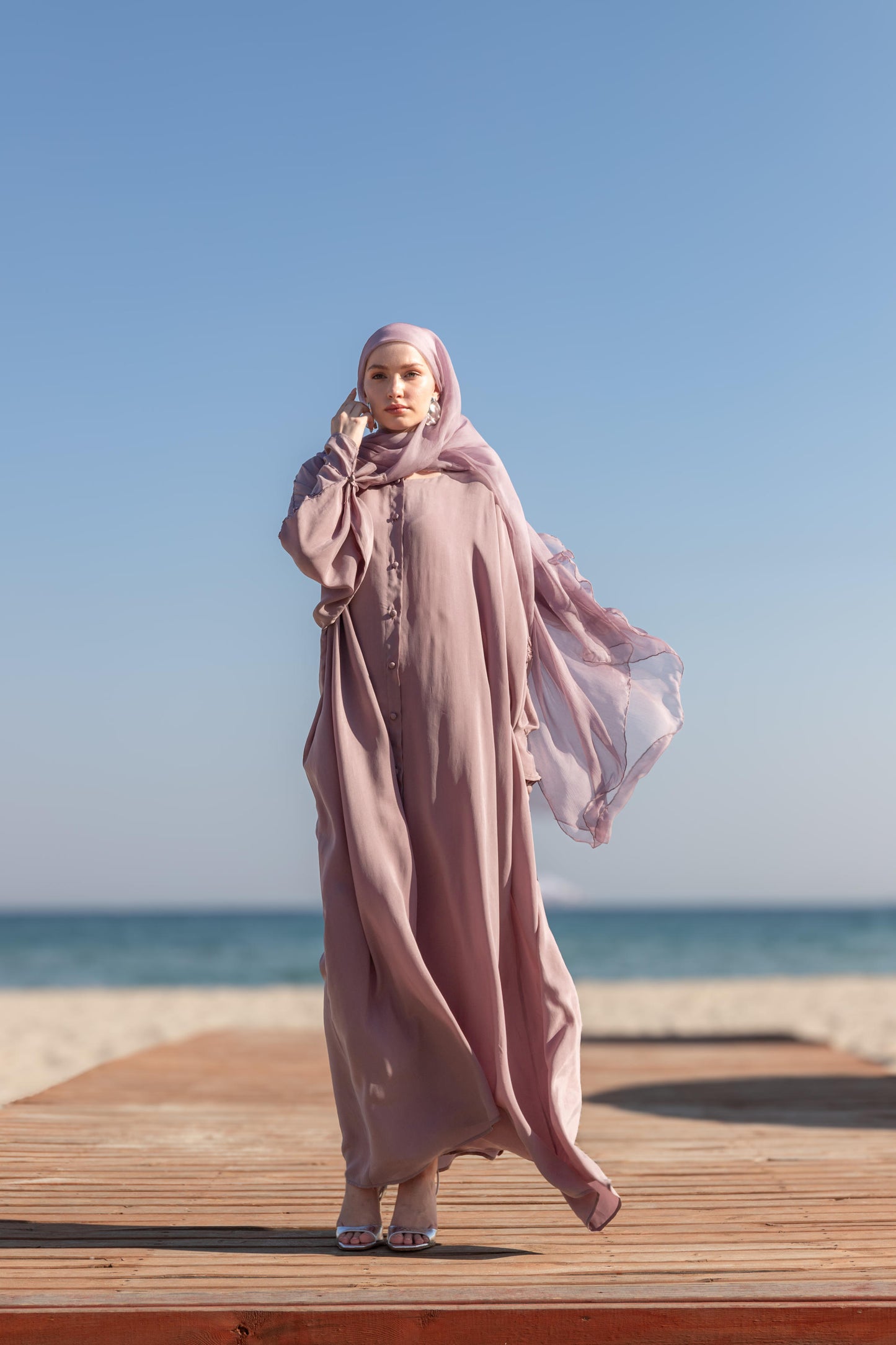 Düğmeli El İşlemeli Abaya