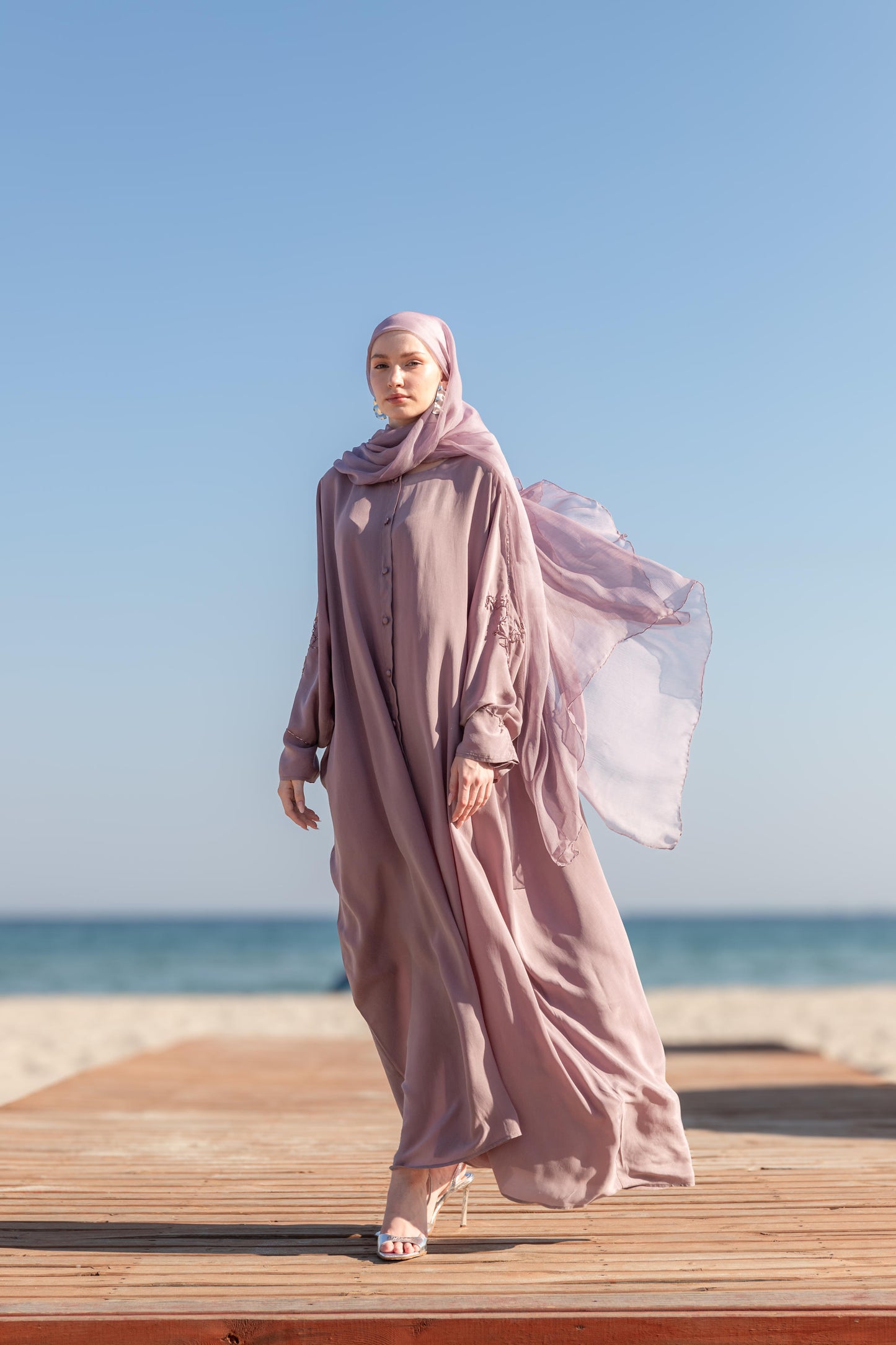 Düğmeli El İşlemeli Abaya