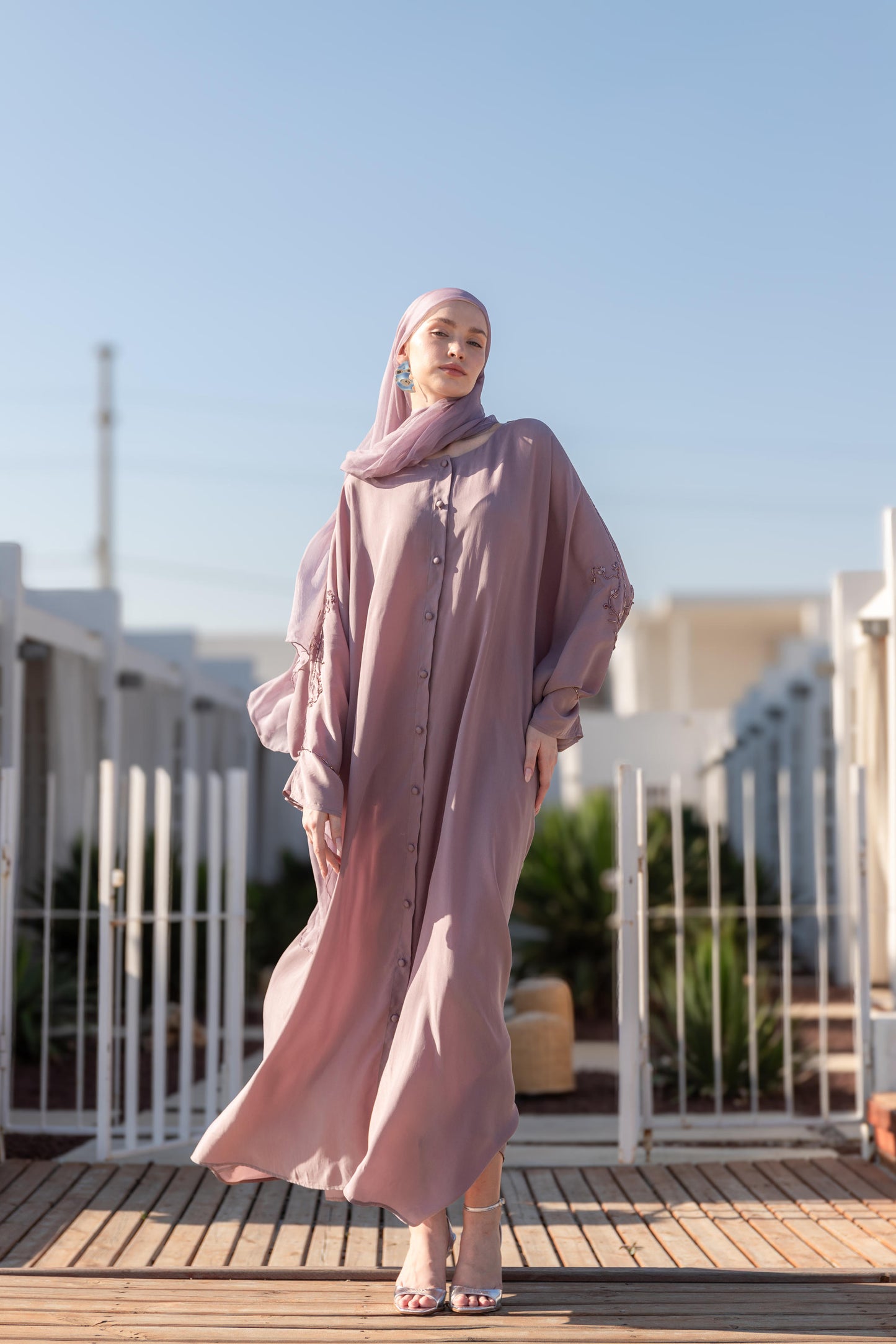 Düğmeli El İşlemeli Abaya