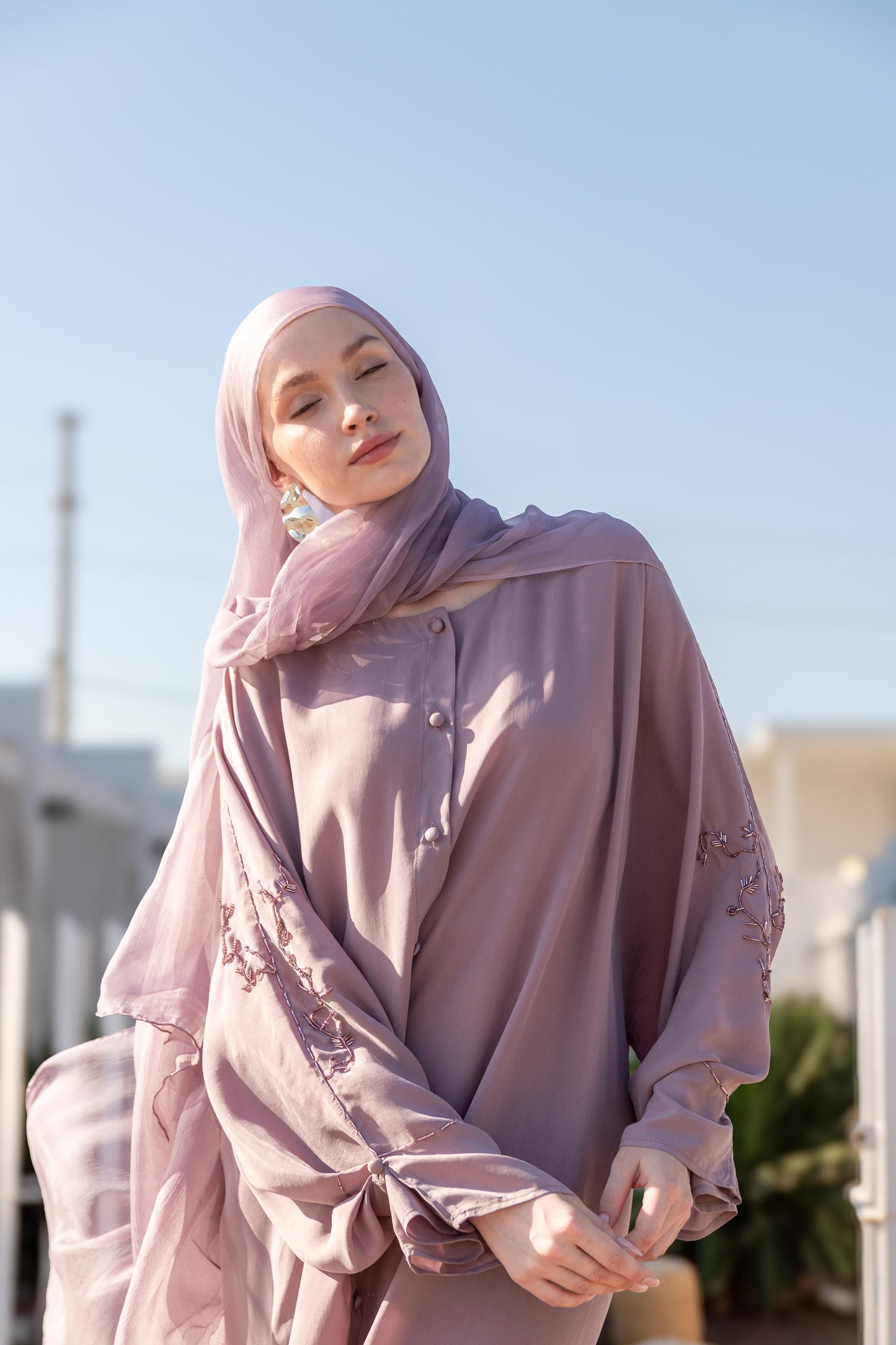 Düğmeli El İşlemeli Abaya