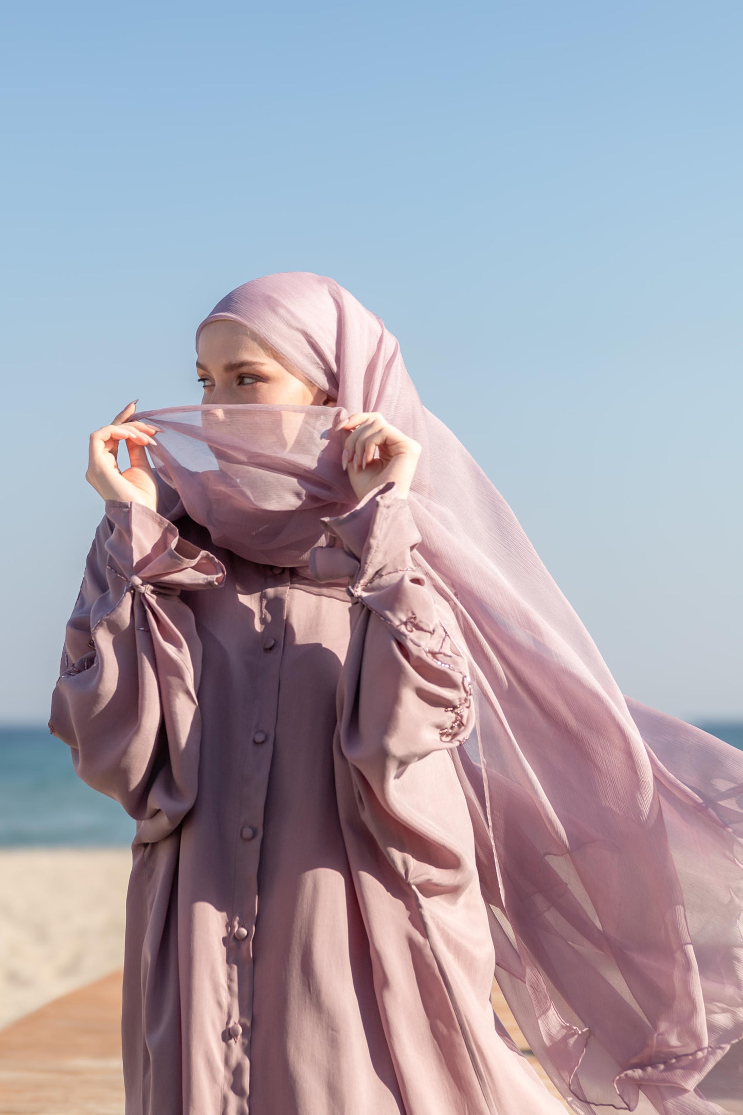 Düğmeli El İşlemeli Abaya