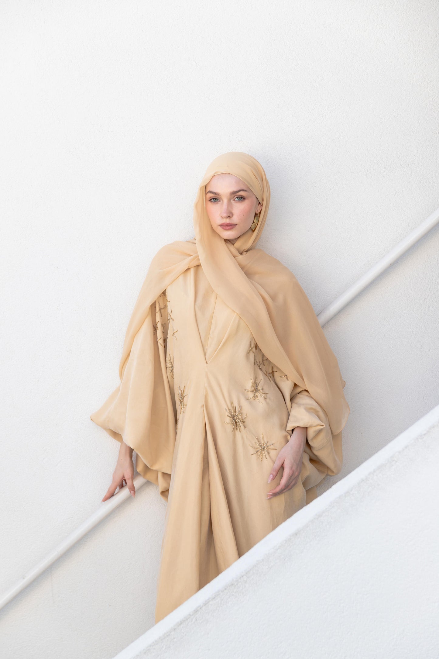 El İşlemeli Desert Glow Abaya Elbise