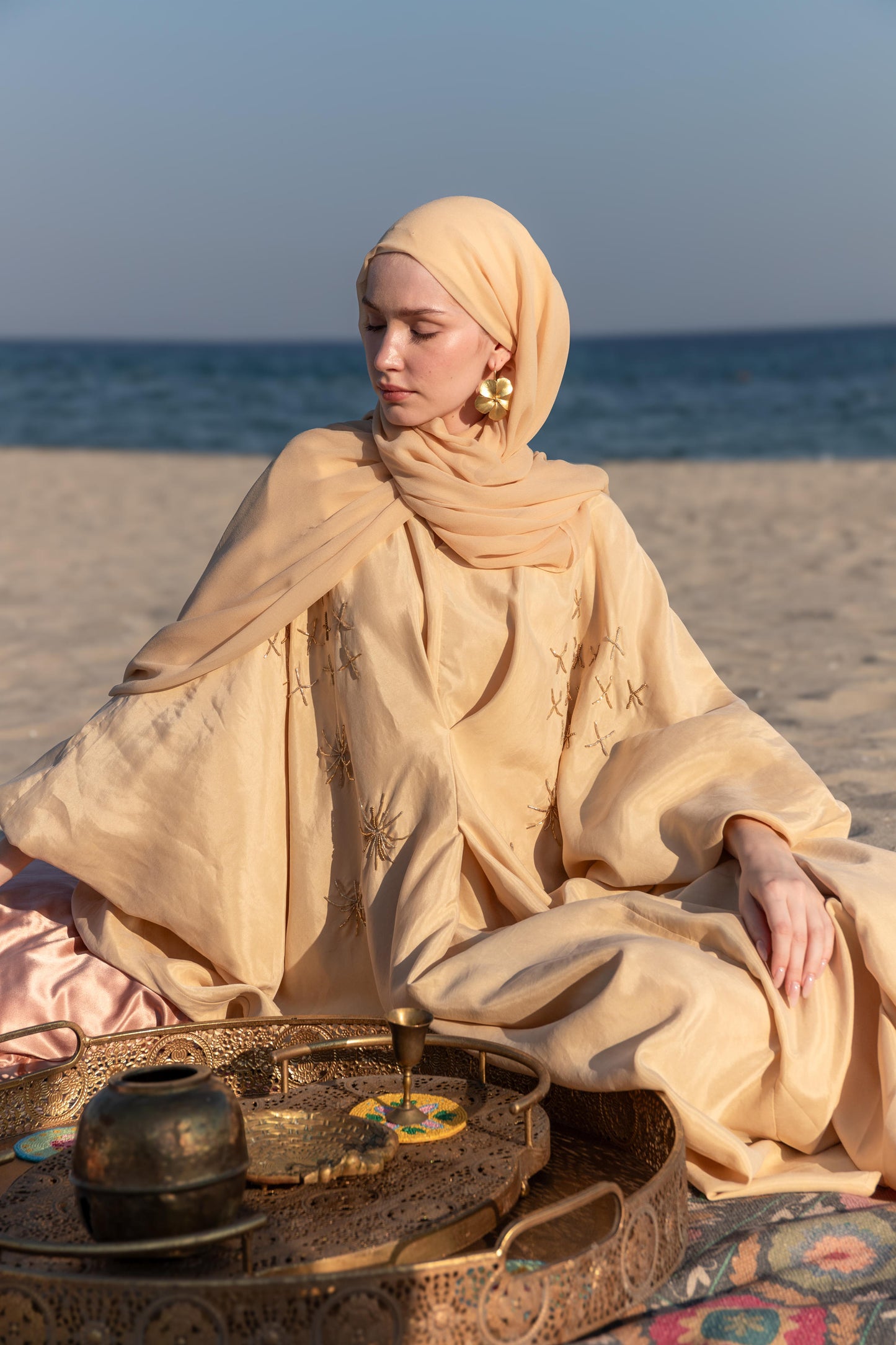 El İşlemeli Desert Glow Abaya Elbise
