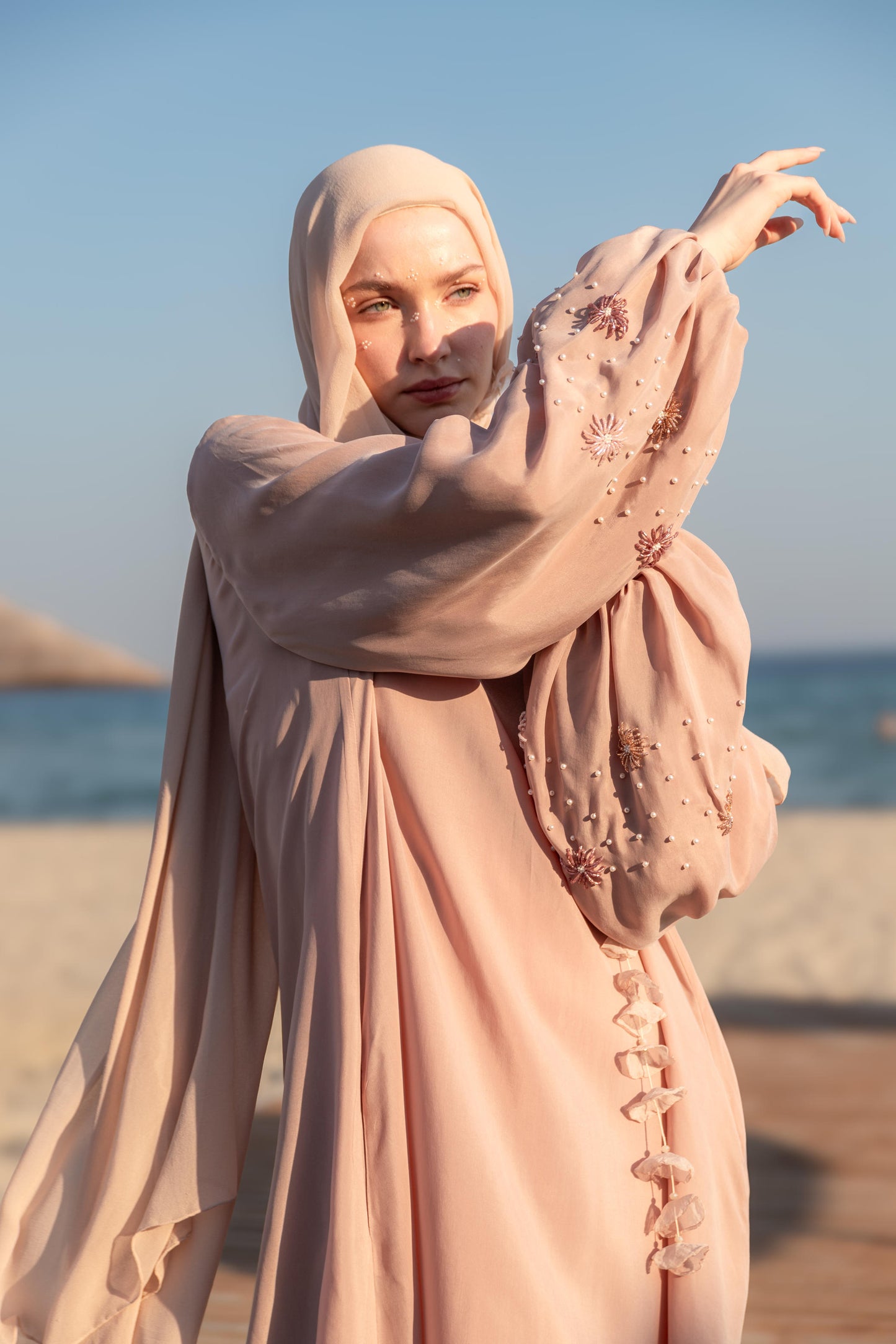 Kristal Ve İncilerle El İşlemeli Balon Kol Abaya Elbise Altın Pembe