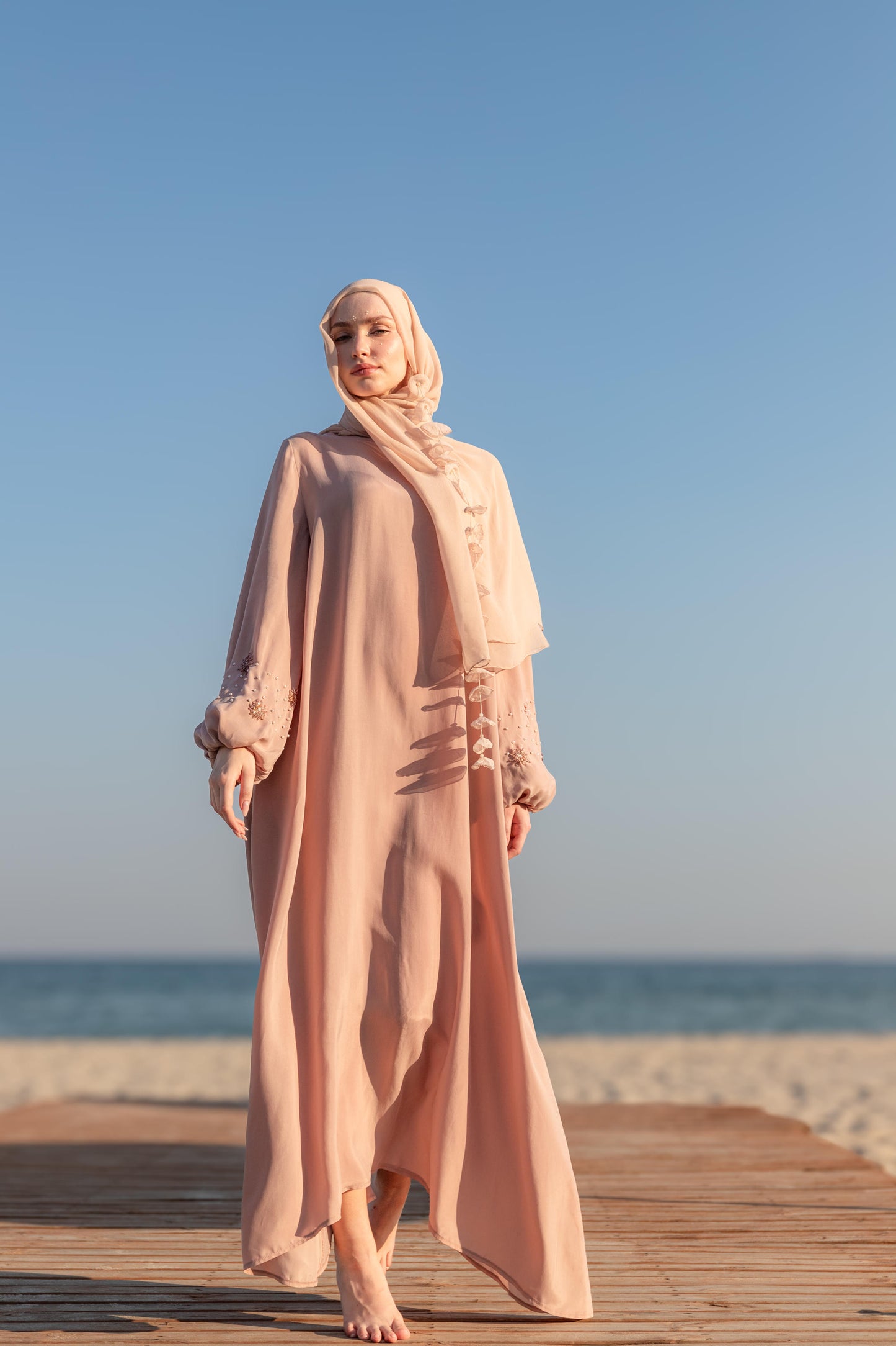 Kristal Ve İncilerle El İşlemeli Balon Kol Abaya Elbise Altın Pembe