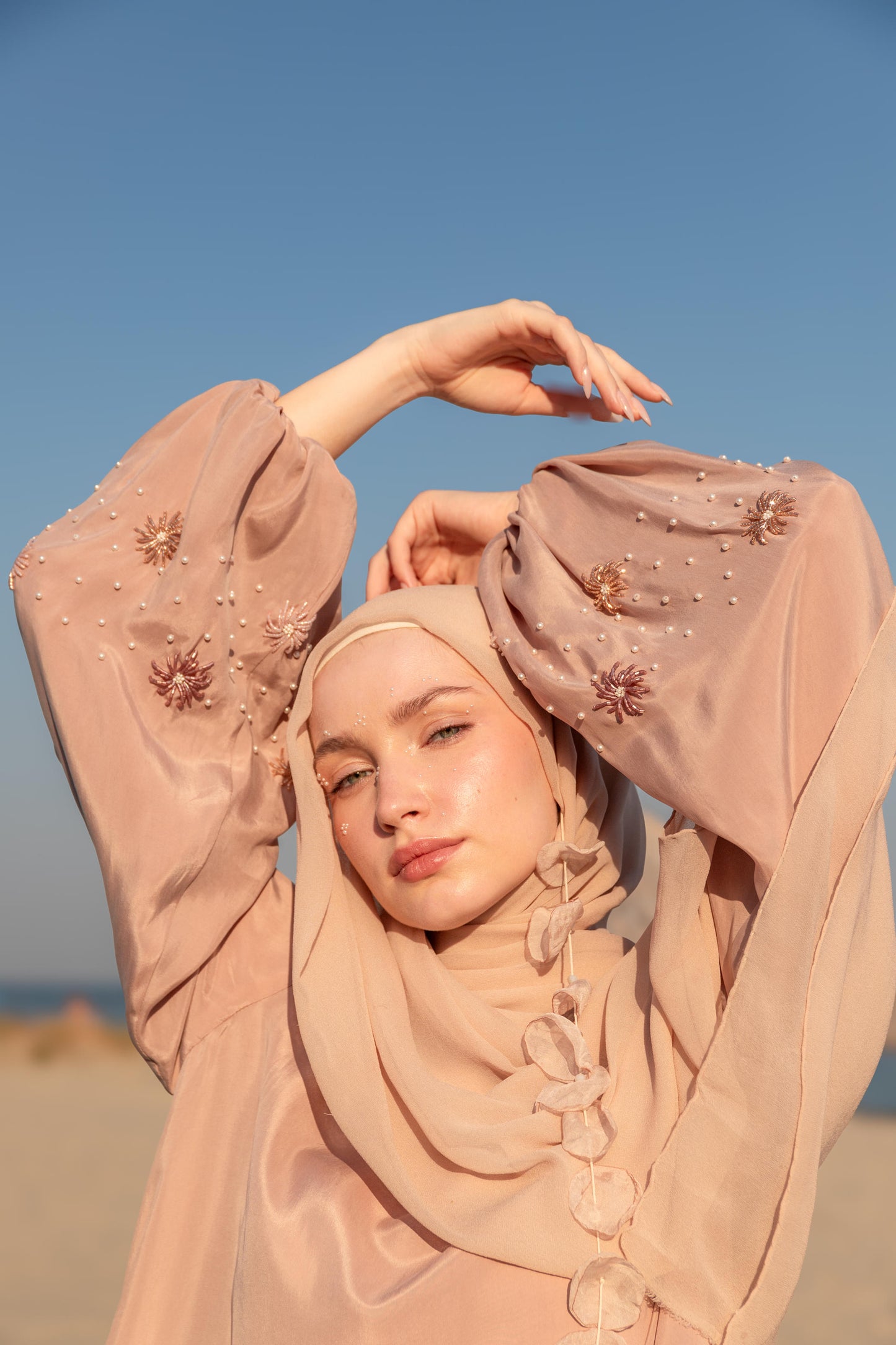 Kristal Ve İncilerle El İşlemeli Balon Kol Abaya Elbise Altın Pembe