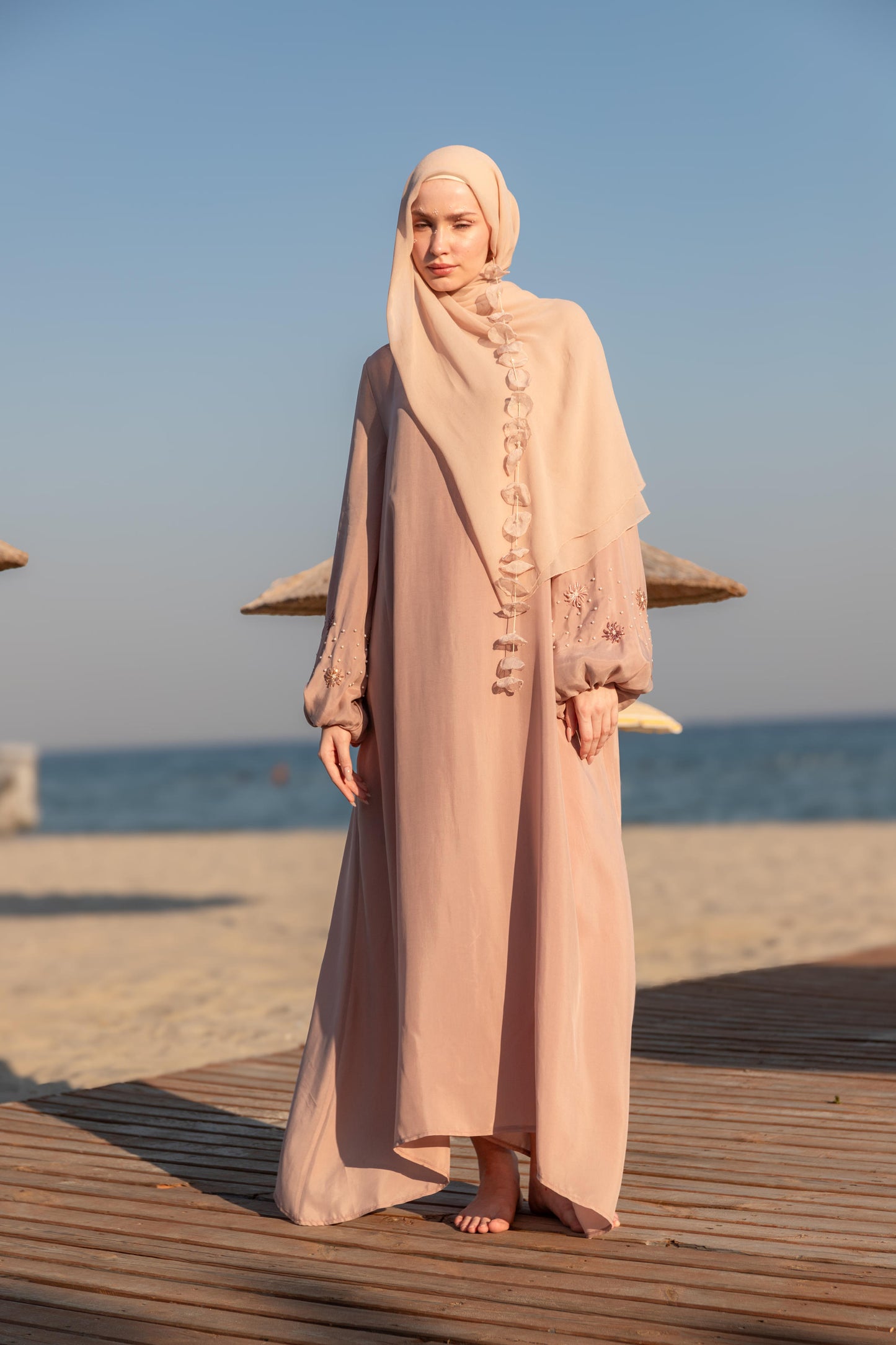 Kristal Ve İncilerle El İşlemeli Balon Kol Abaya Elbise Altın Pembe