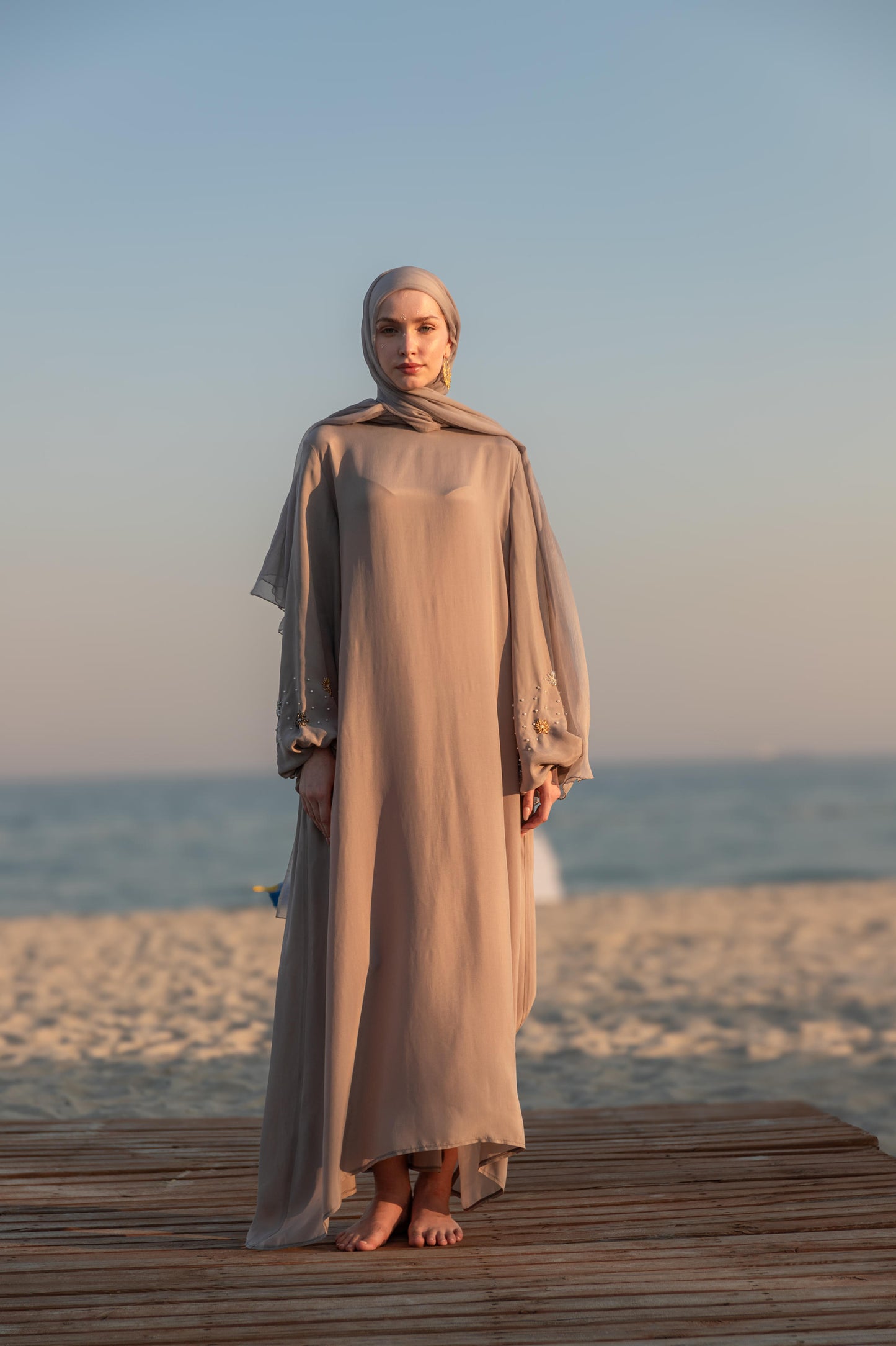 Kristal Ve İncilerle El İşlemeli Balon Kol Abaya Elbise Smoke Gri