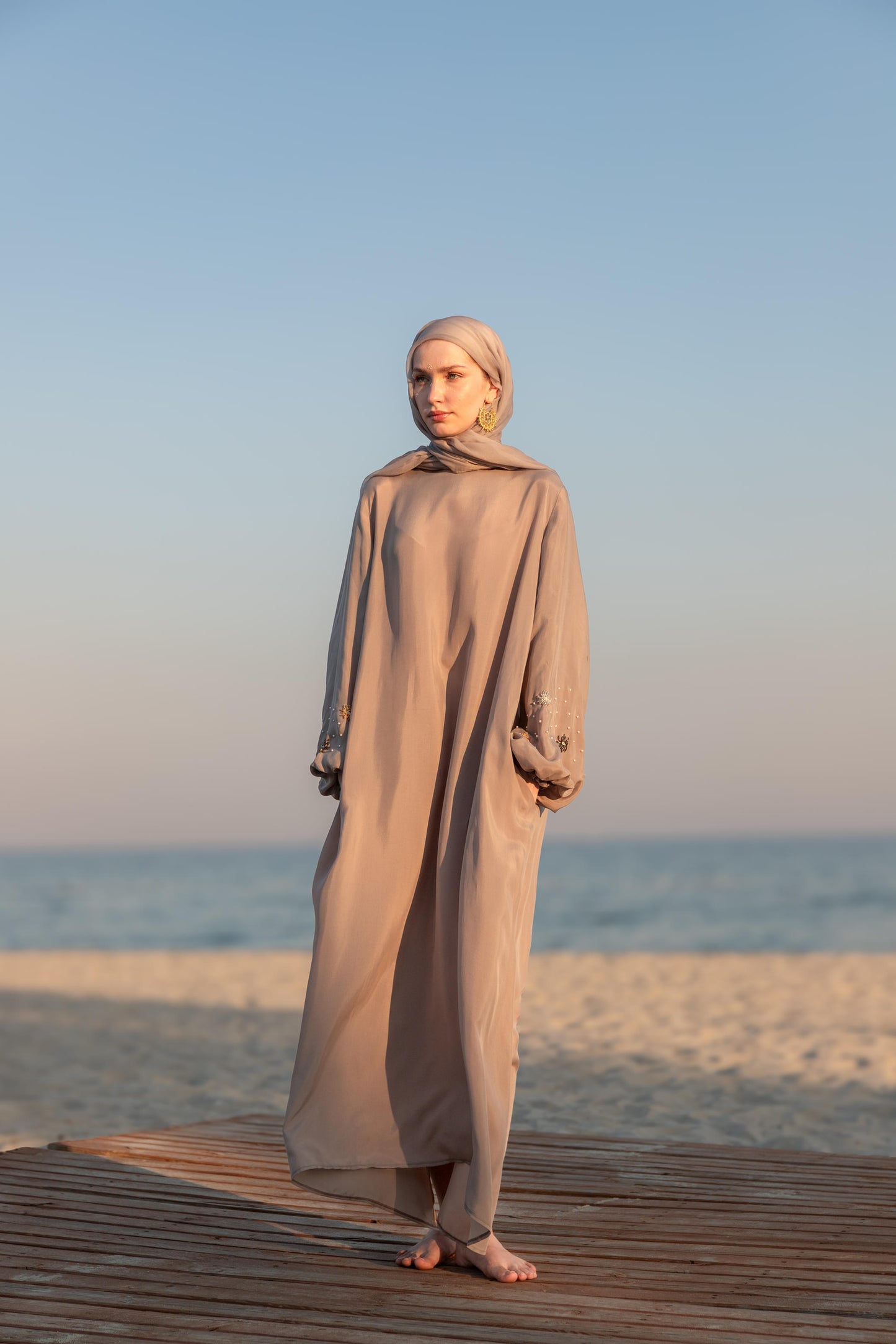 Kristal Ve İncilerle El İşlemeli Balon Kol Abaya Elbise Smoke Gri