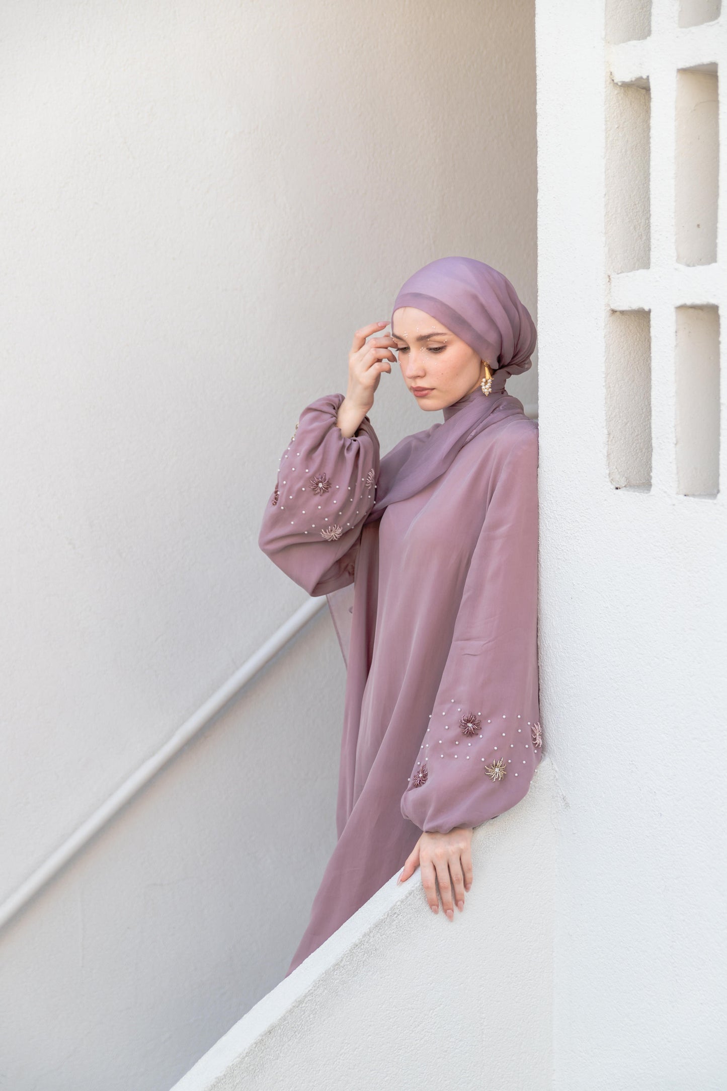 Kristal Ve İncilerle El İşlemeli Balon Kol Abaya Elbise Altın Lila