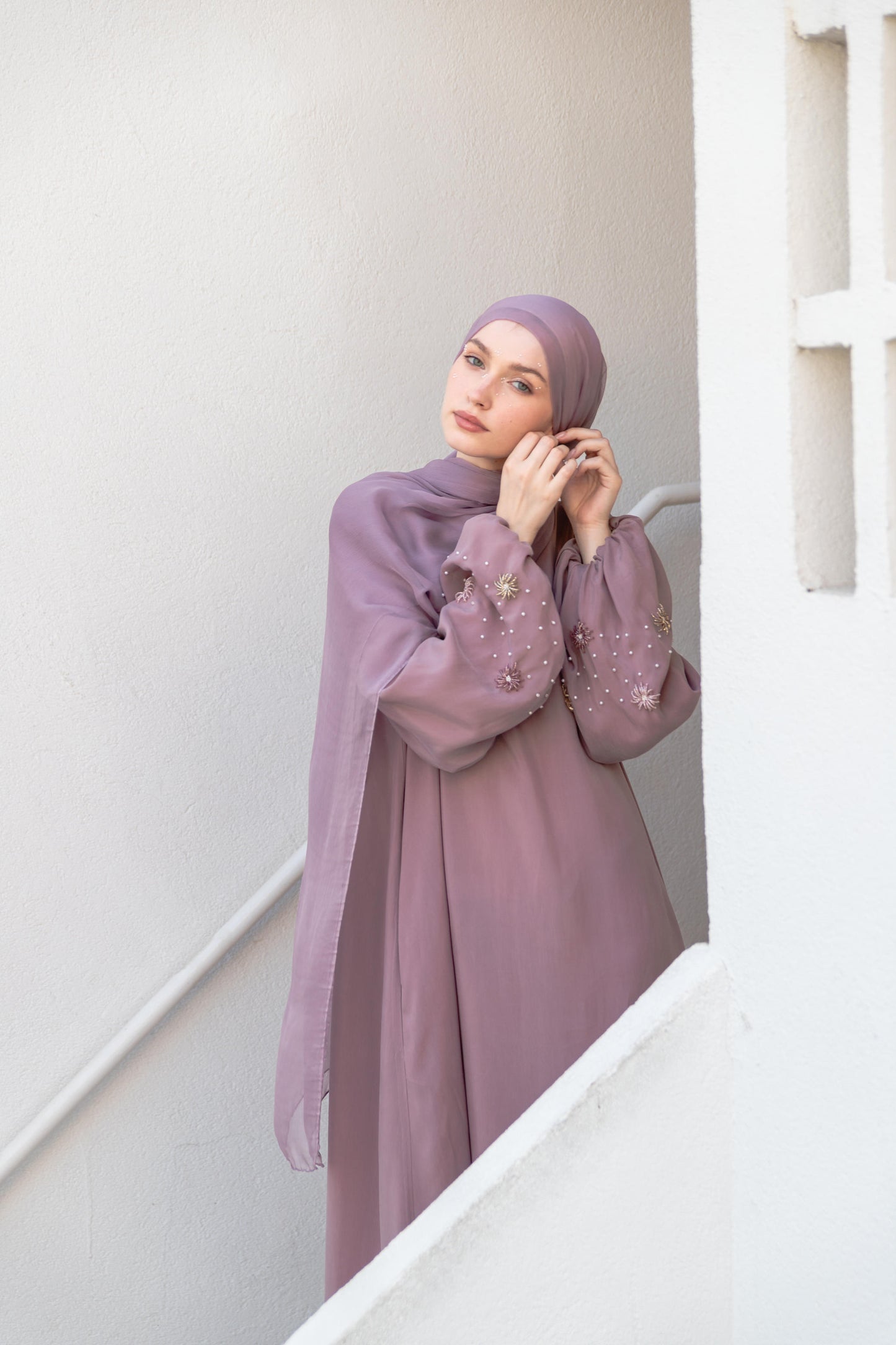 Kristal Ve İncilerle El İşlemeli Balon Kol Abaya Elbise Altın Lila