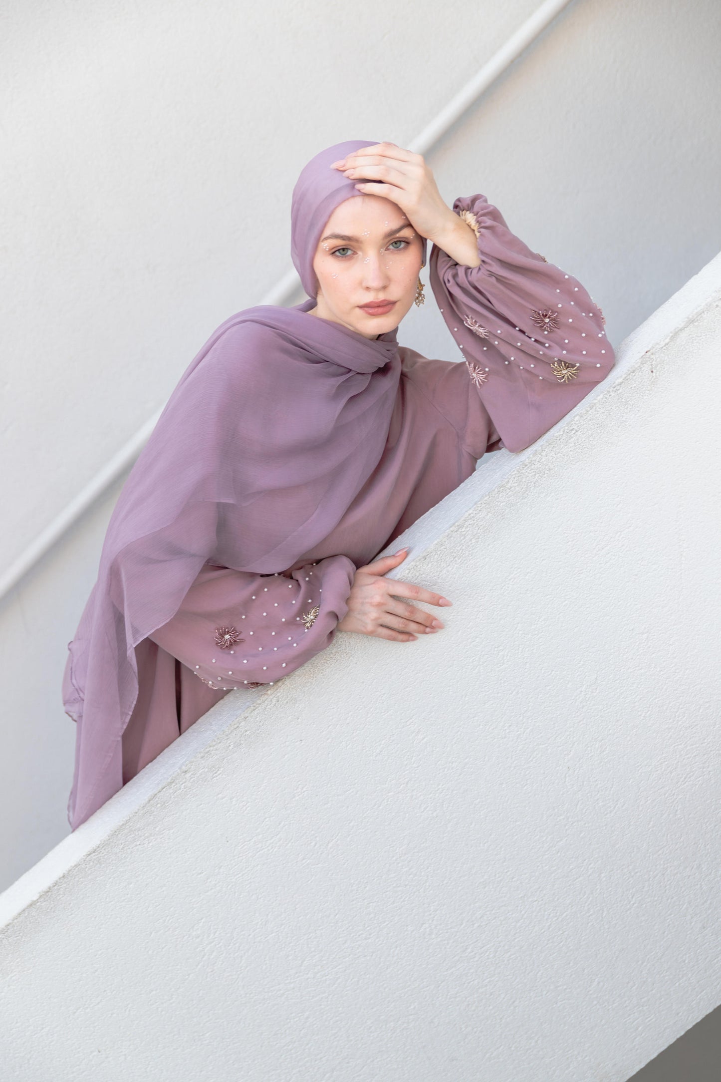 Kristal Ve İncilerle El İşlemeli Balon Kol Abaya Elbise Altın Lila