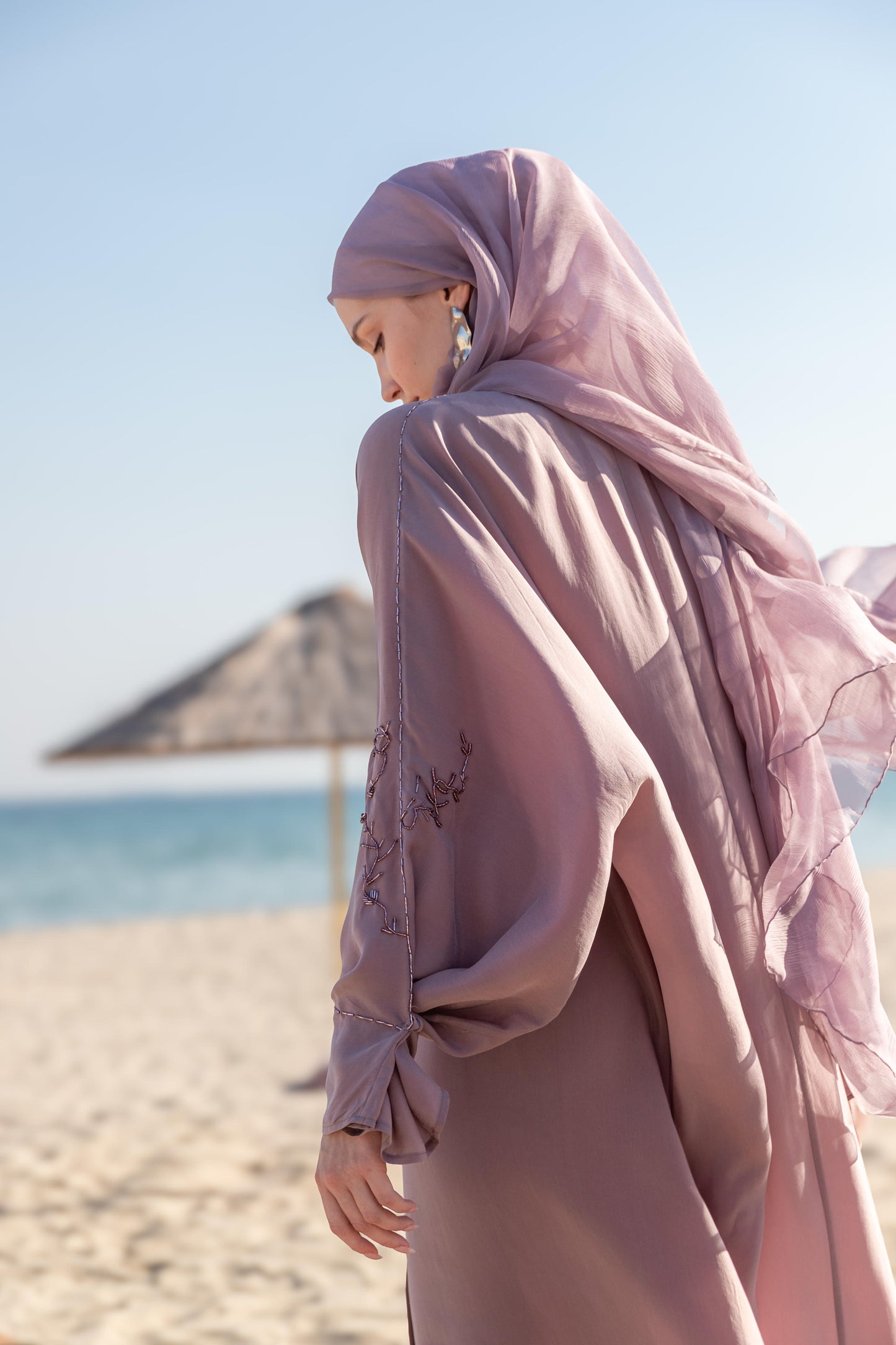 Düğmeli El İşlemeli Abaya