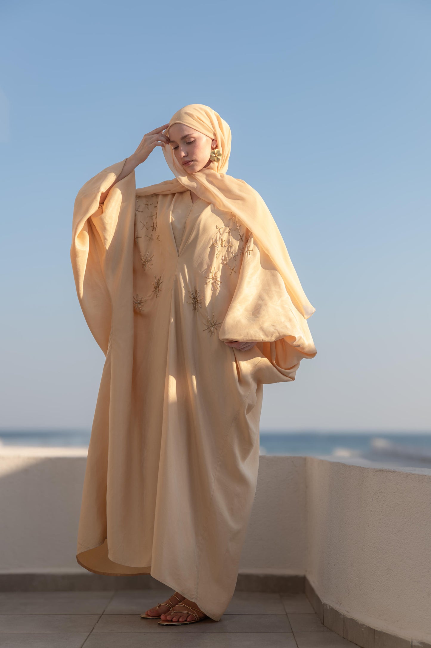 El İşlemeli Desert Glow Abaya Elbise