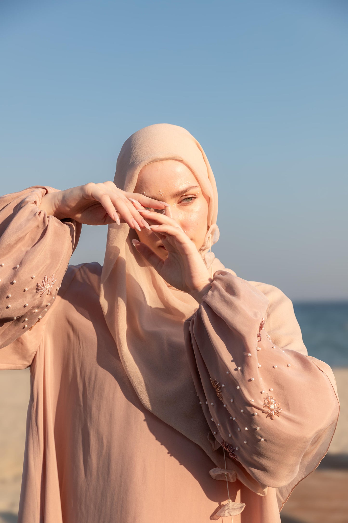 Kristal Ve İncilerle El İşlemeli Balon Kol Abaya Elbise Altın Pembe